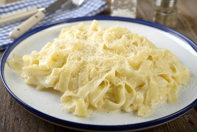 Fettuccine alfredo bir hamiş için bulunmuş