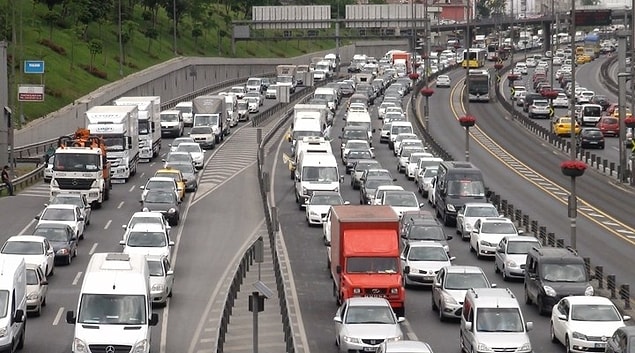 4. "İleride yol çalışması varmış, en az 1 saat daha buradayız."