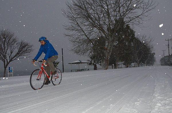 3. ...kışın dahi bisiklet sürecek kadar "deli" olsa çok iyi olur. Hatta bebekleri olmadan önce...