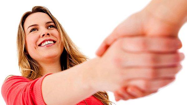 3. Çeşitli şirinlikler ve konuşmalar geçerken el sıkışma da genelde ihmal edilmez.