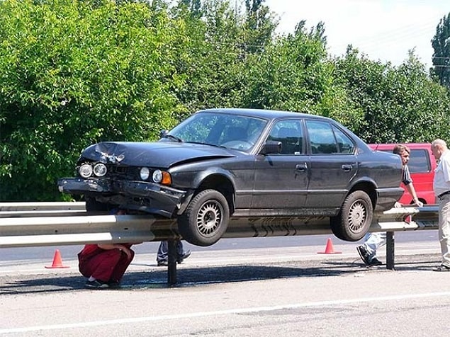 Как этот BMW оказался на перегородке?!