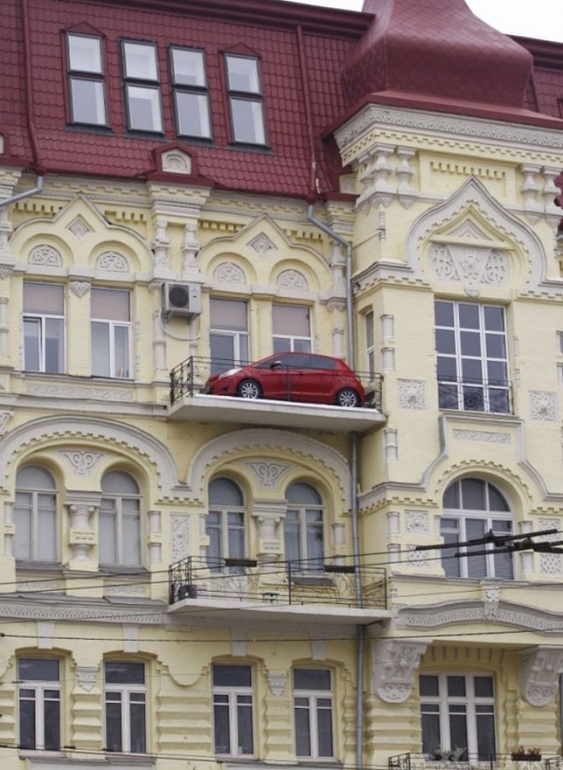 Как машина оказалась на балконе?!!!