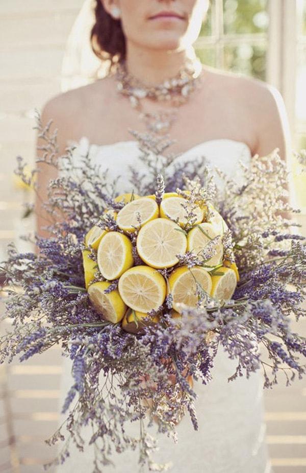 20. Sarının en güzel tonundan oluşan, yarım limonlarla süslenmiş bu buket ile düğüne katılan herkesin ağzının suyu akacak.