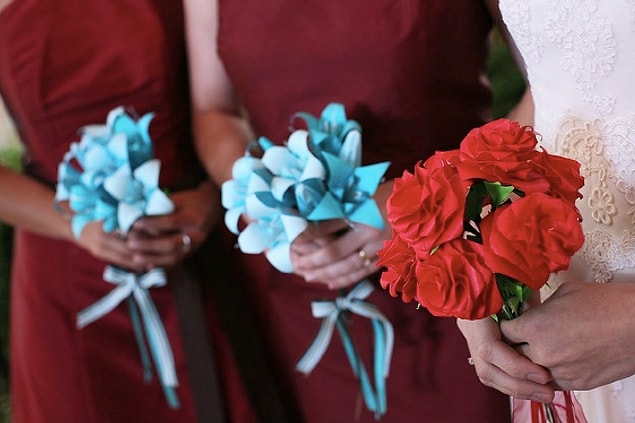 15. Bu sade ve bir o kadar da orijinal olan origami buketini, istediğiniz çiçeğin şeklinde yapabilirsiniz.