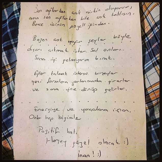 Karşı koltuğunda oturan kızdan bir not alıyor: