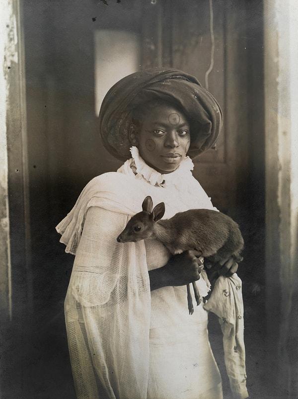 22. Evcil geyiğiyle poz veren genç bir Kenyalı kadın. Mombassa. Mart, 1909.