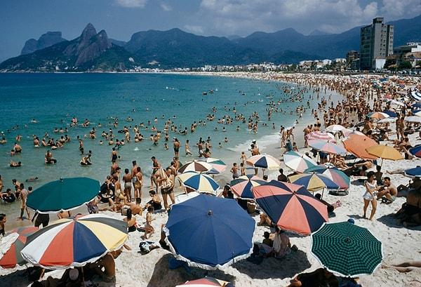 24. Rio de Janeiro'da bulunan Arpoador Plajı'ndaki kalabalık. Brezilya. Mart, 1995.