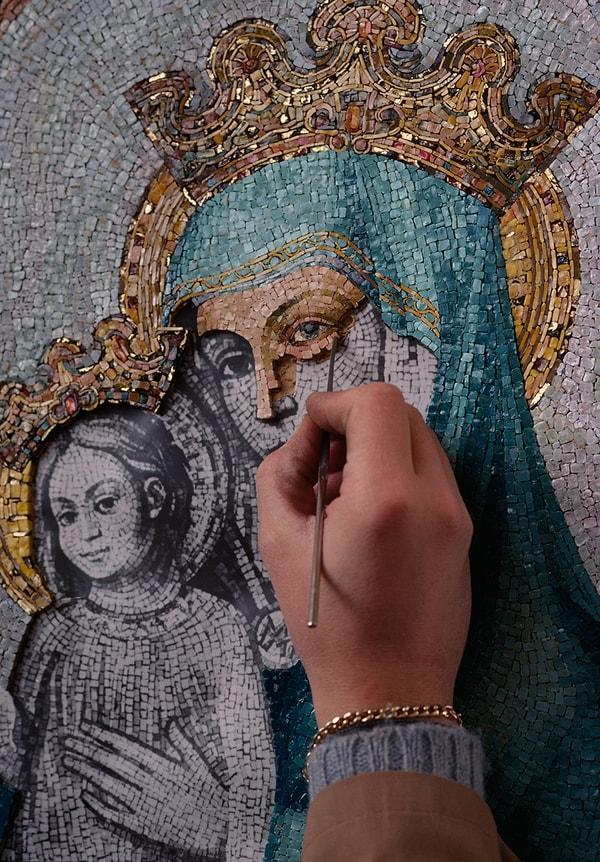 34. Vatikan'da bir kadın Meryem ve İsa'yı tasvir eden mozaiği üzerinde çalışırken.