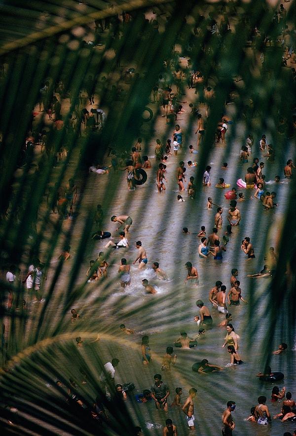 43. Düzinelerce ziyaretçi suda eğlenirken. Acapulco, Meksika. 1964.