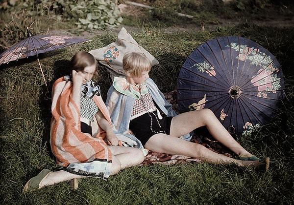 48. Güneşin tadını çıkaran iki genç kız. İngiltere. Eylül, 1929.