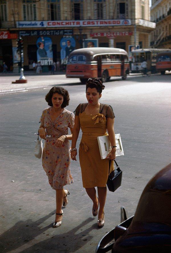 36. Havana'da alışverişe çıkmış kadınlar. Küba, 1947.