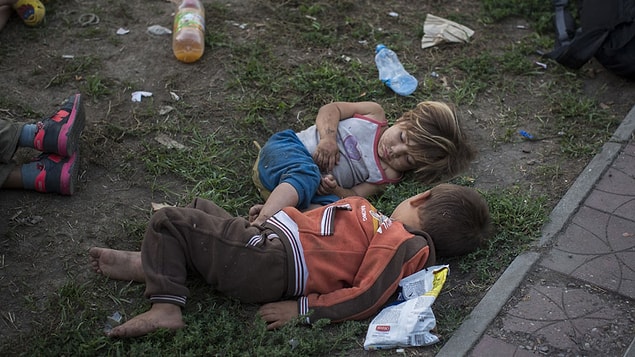 11. Bazen bir kucağa bile sığamamak.