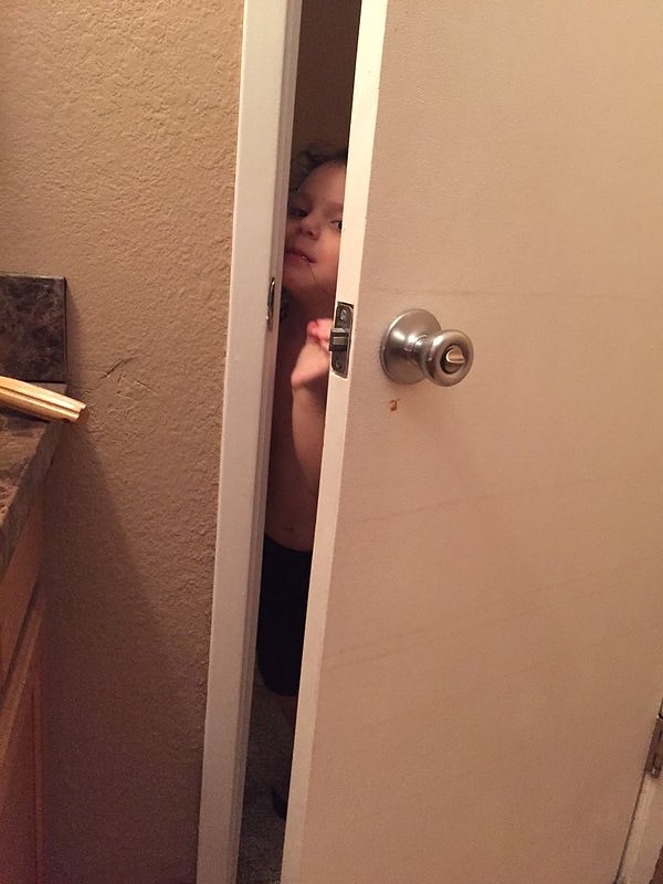 4. Даже в туалет спокойно сходить не дадут