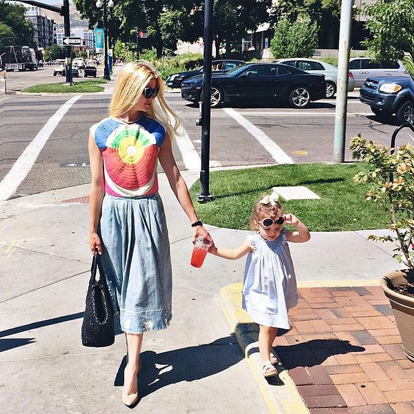 7. Гардероб приобрел более яркую окраску: классические и скучные вещи откладываются на дальнюю полку.