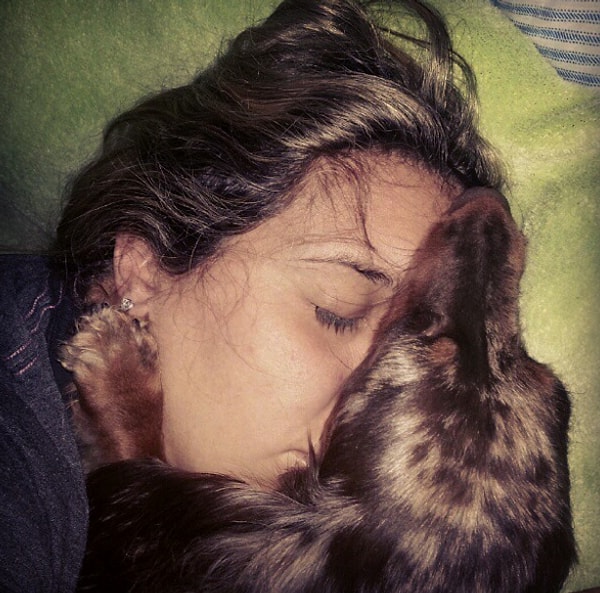 15. Или сжимаешься в комок и спишь только на одной стороне, чтобы не дай Бог не оказаться с этим человеком лицом к лицу