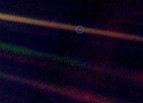 16. “Pale Blue Dot” nedir bilir misin? Milyarlarca kilometre uzaktan Voyager1 sondası tarafından çekilmiş Dünya fotoğrafına verilen addır, Dünya orada zar zor seçilen mavi bir noktacık gibi görünür, hah işte zorda kaldığında bu soluk mavi noktayı düşün dertlerinin ne kadar büyük olabileceğine sen karar ver.