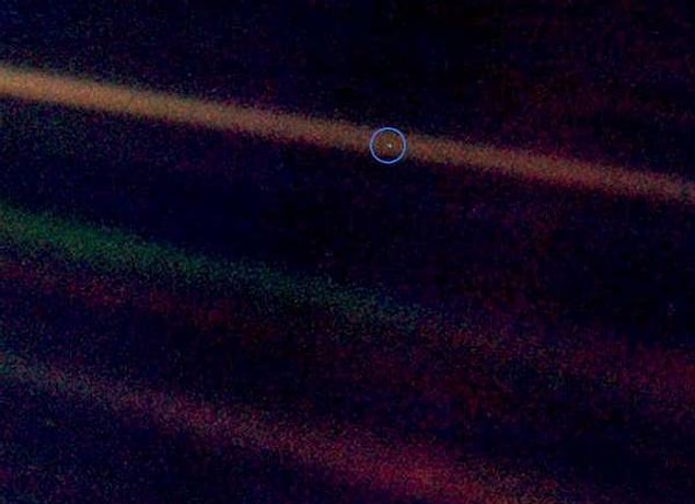 16. “Pale Blue Dot” nedir bilir misin? Milyarlarca kilometre uzaktan Voyager1 sondası tarafından çekilmiş Dünya fotoğrafına verilen addır, Dünya orada zar zor seçilen mavi bir noktacık gibi görünür, hah işte zorda kaldığında bu soluk mavi noktayı düşün dertlerinin ne kadar büyük olabileceğine sen karar ver.