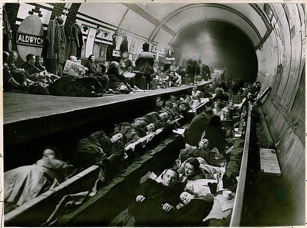 1. II. Dünya Savaşı sırasında Aldwych İstasyonu'na sığınmış Londralılar. Nisan, 1941.