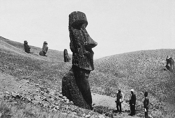8. Easter Adası'ndaki dev heykelleri izleyen insanlar. Polinezya. Aralık, 1922.