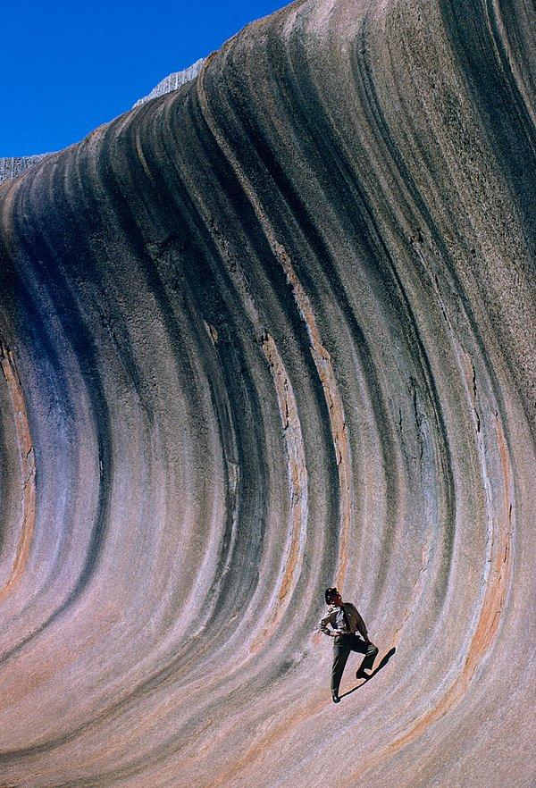 14. Rüzgar ve yağmurun şekillendirdiği kaya bir ovanın üzerinde yükseliyor. Batı Avustralya. Eylül, 1963.