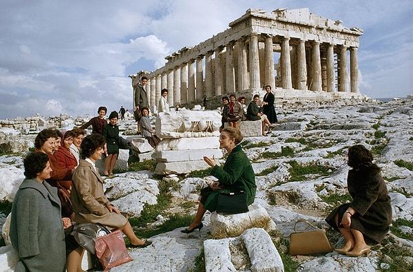 23. Avustralya'ya göç edecek Yunan göçmenler Partenon'a veda ederken. Aralık, 1963.