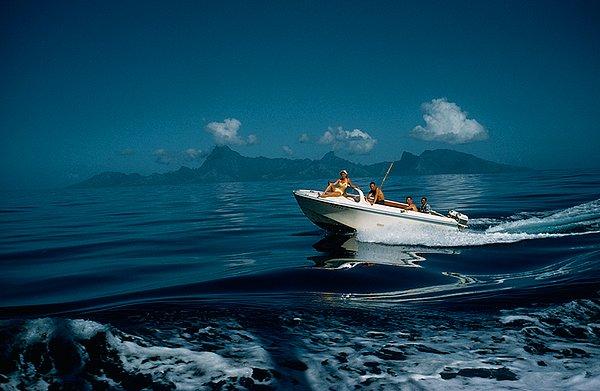 32. Turistleri balık tutulan bölgelere taşıyan bir deniz motoru. Tahiti. Temmuz, 1962.