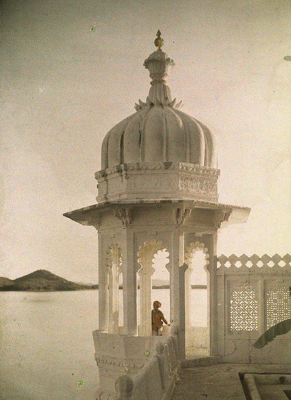 26. Maharaja Sarayı'nın göletinin Udaipur'daki Sultanlar Adası'ndan görünüşü. Hindistan. 1923.