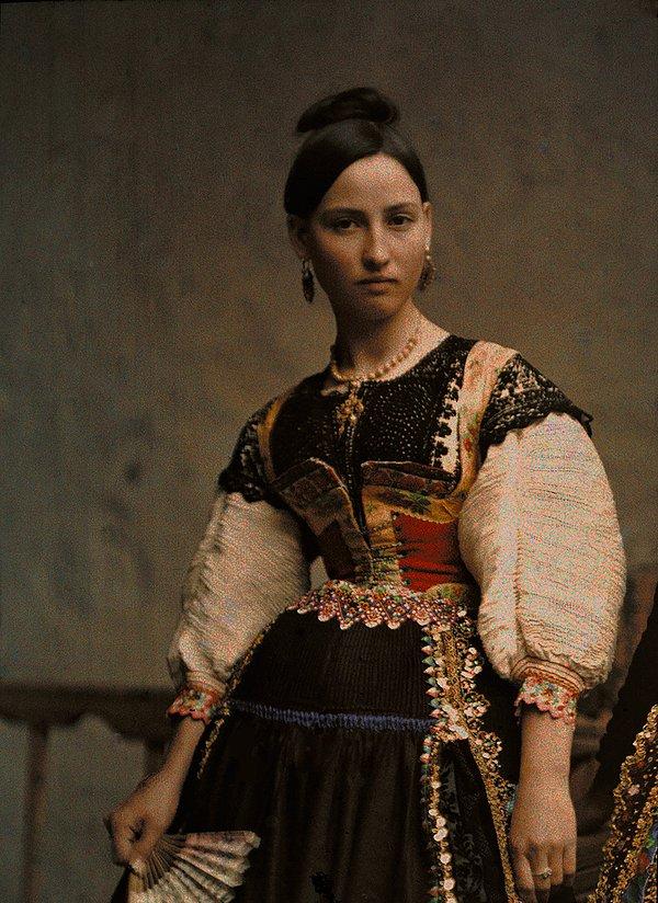 35. Lagartera'ya özgü kıyafetler giymiş bir kadın. Toledo, İspanya. Ağustos, 1924.
