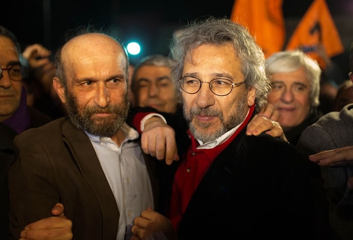 30 Fotoğraf ile Can Dündar ve Erdem Gül'ün Tahliye Anı ve Sonrasında Objektiflere Yansıyanlar