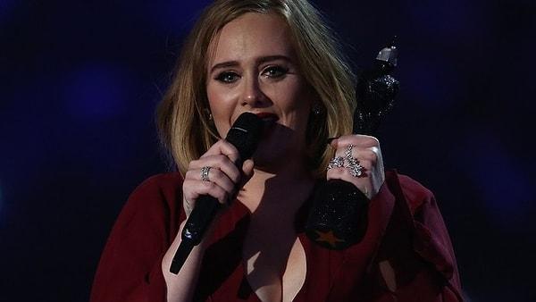 Adele, tam tamına dört ayrı kategoride ödül aldı.