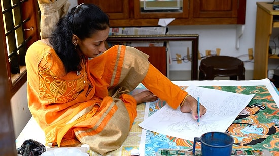 Художница без рук рисует потрясающие картины с помощью ног