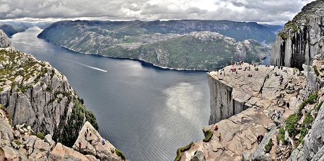4. Preikestolen Uçurumu'nun kenarında oturun.