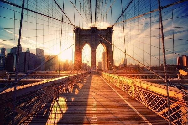 17. New York'taki Brooklyn Köprüsü'nde yürüyün.