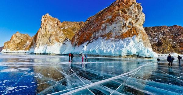 32. Baykal Gölü'nü kışın ziyaret edin.