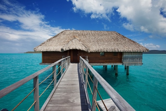 36. Bora Bora'da suyun üstündeki bungalovlarda konaklayın.