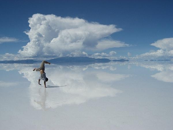 41. Bolivya'daki Salar de Uyuni Tuz Gölü'nün yağmur yağdığında dev bir aynaya benzeyen yüzeyinde yansımanızı izleyin.