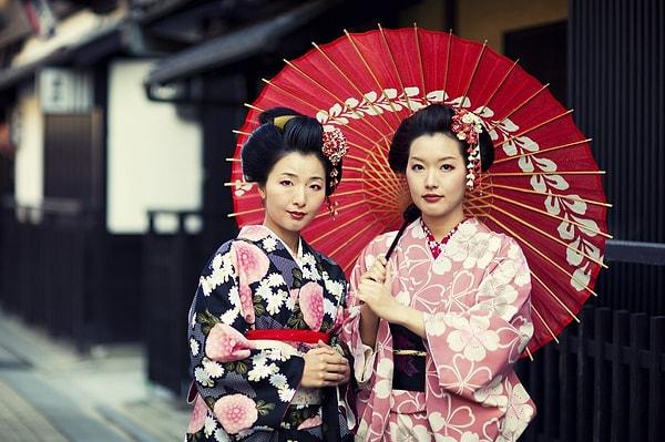 43. Bir geyşa gibi giyinerek Kyoto sokaklarında yürüyün.