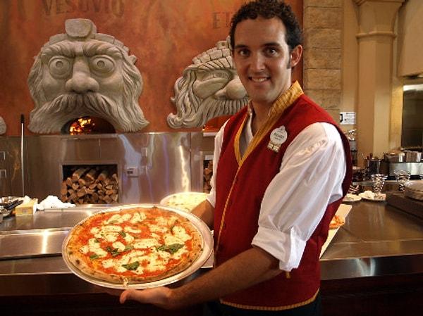 48. Napoli'de dünyanın en lezzetli pizzalarını tadın.