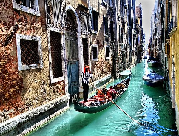 57. Venedik'te bir gondol gezintisine çıkın.