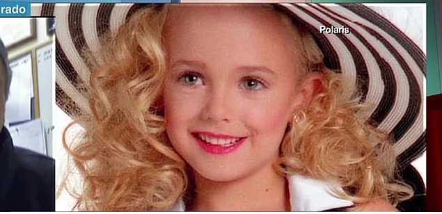 JonBenet, 6 yaşında güzellik kraliçesi olan ve 1996 yılında hala aydınlatılamamış bir cinayete kurban giden küçük bir kız çocuğu idi.