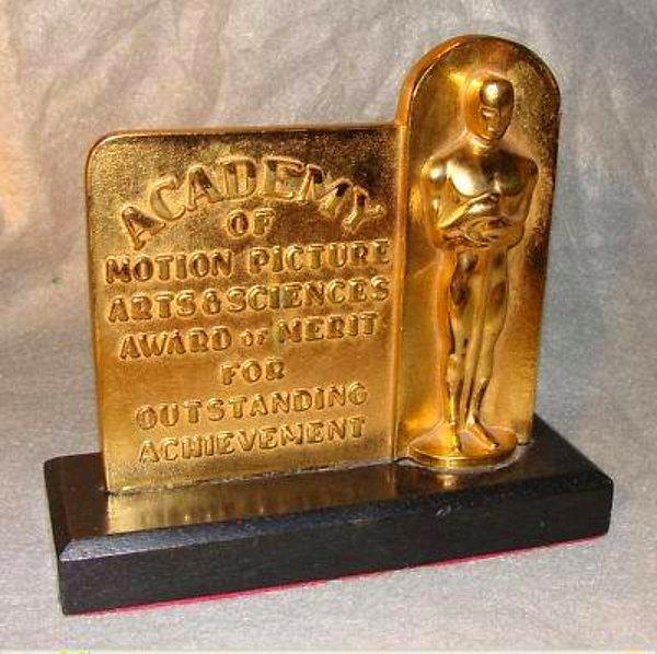 1. Oscar ilk dağıtılmaya başladığında ödülün orijinal ismi Academy Award of Merit'ti.