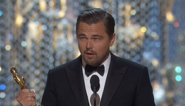 15. Он держит этот Оскар так, будто от этого зависит будущее человечества.