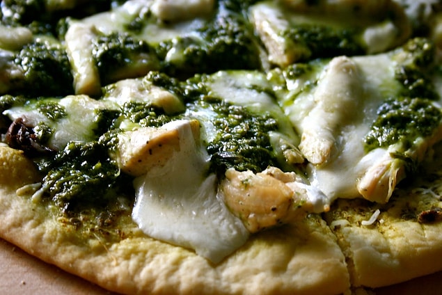 3. Dünyanın en güzel sosu pesto! Mis gibi fesleğen tadını tavuğa bulaştırmaya ne dersiniz?