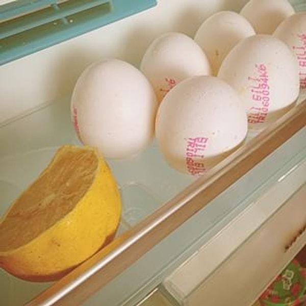 2. Buzdolabının yumurta bölümündeki kadrolu limon