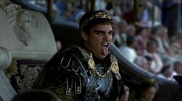 9. Oscar ödüllü Gladyatör filminde, Maximus, Commodus ile bir düello yapar ve onu arenada öldürür.