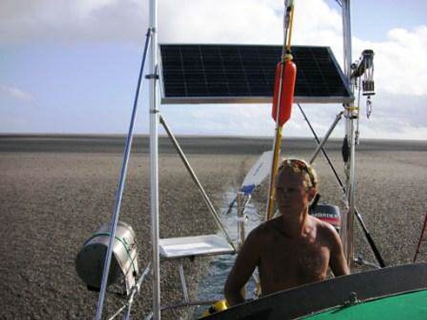 6. Пока они проплывали по нему, им стало казаться, что поверхность увеличилась. По их словам, они почувствовали неладное и прибавили скорость.