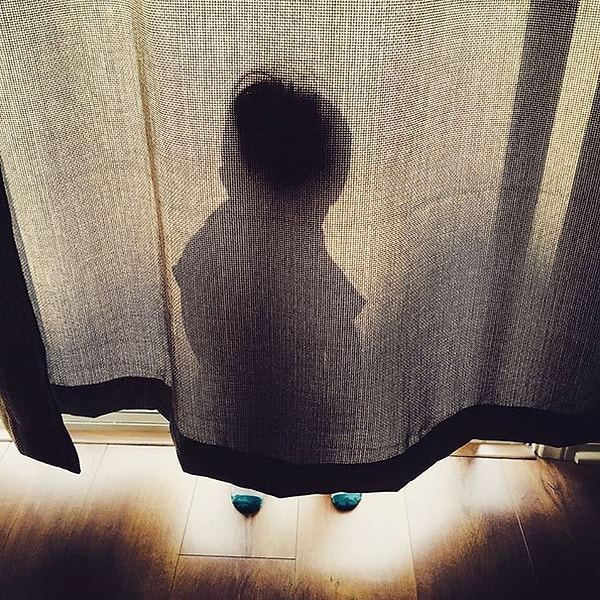 7. Прячется на западной стороне дома. На закате.