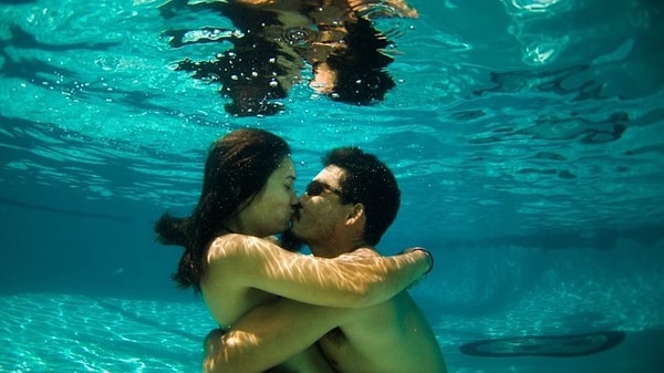 7. Секс в бассейне в кино - это так страстно и клево!