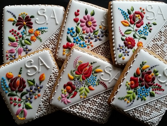 Sanatını Bisküvi Üzerine Oya Gibi İşleyen Sanatçının 32 Çalışması