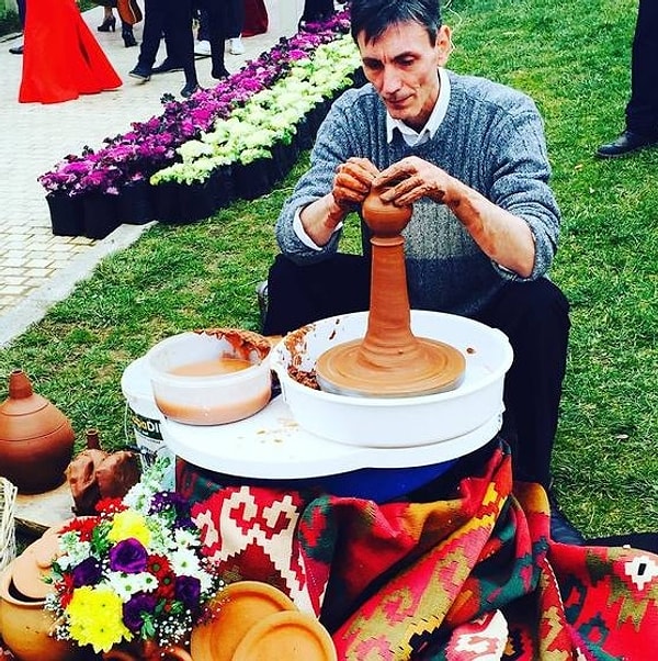 1. Торжество прошло в лучших грузинских традициях. Для развлечения гостей был приглашен гончарных дел мастер, а столы ломились от еды.